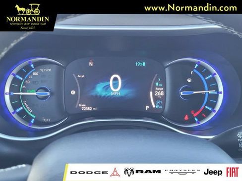 Used 2024 Chrysler Pacifica Limited FWD image 8