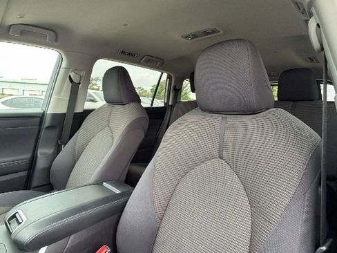Used 2024 Toyota Highlander LE AWD/4WD image 21