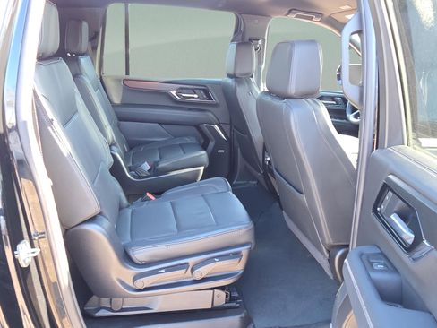 Used 2025 GMC Yukon XL Denali image 16