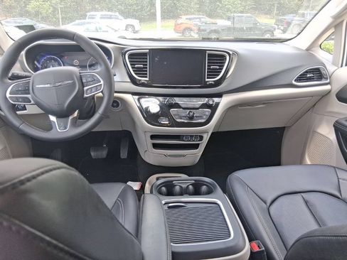 Used 2024 Chrysler Pacifica Touring-L FWD image 7