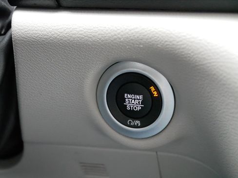 Used 2024 Chrysler Pacifica Touring-L image 28