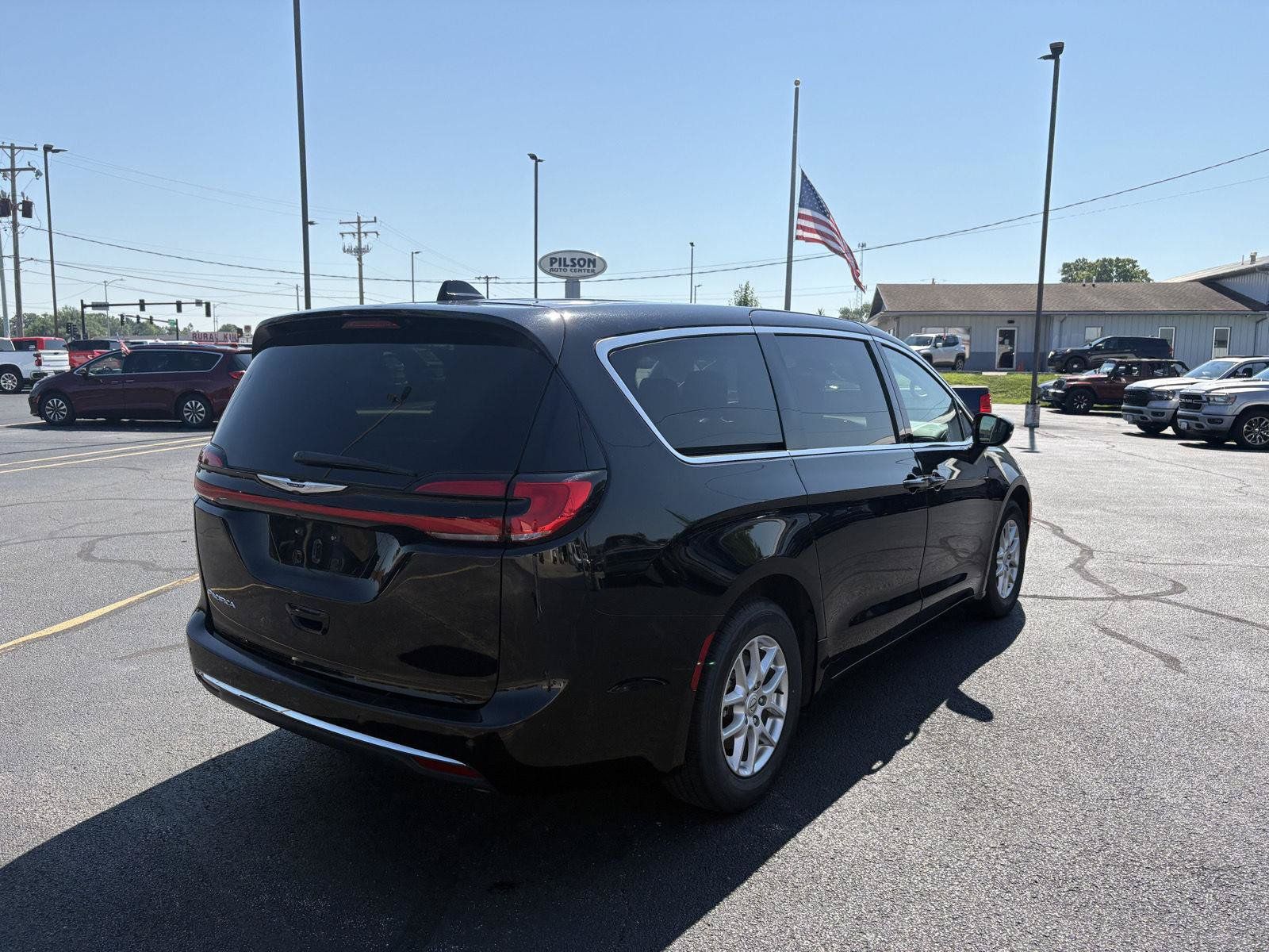 Used 2024 Chrysler Pacifica Touring-L FWD image 24