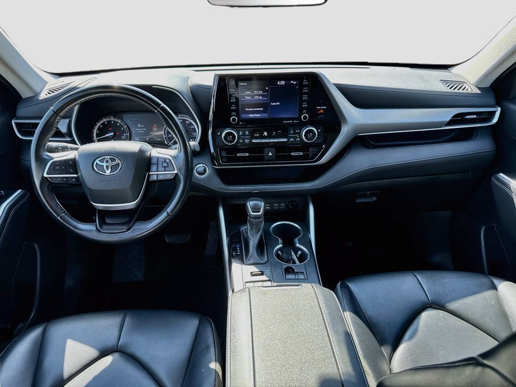 Used 2022 Toyota Highlander XLE AWD/4WD image 25
