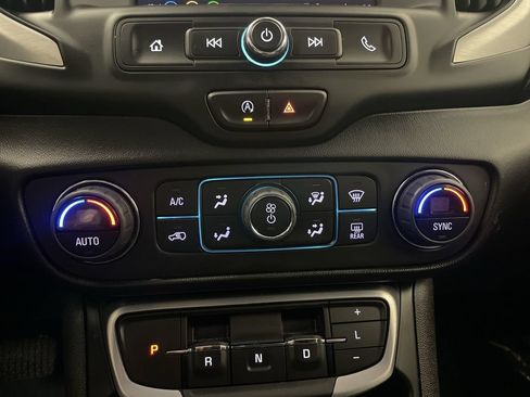 Used 2024 GMC Terrain SLE w/ Driver Convenience Package FWD image 11