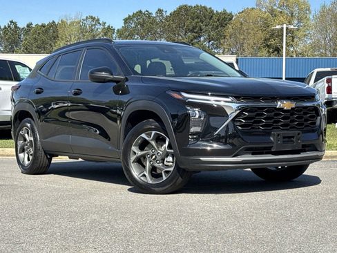 Used 2024 Chevrolet Trax LT w/ Driver Confidence Package image 2