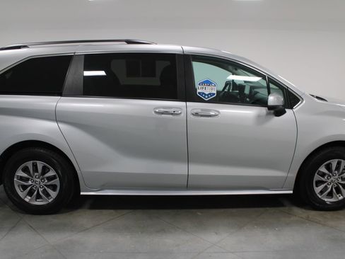 Used 2024 Toyota Sienna XLE image 11