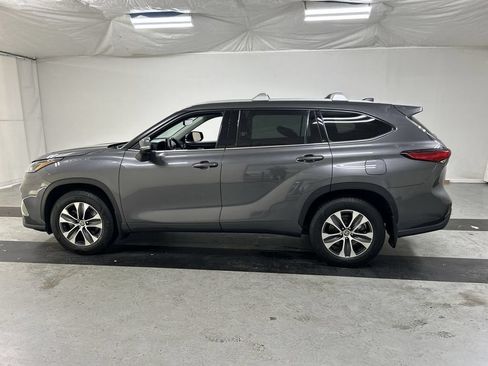 Used 2022 Toyota Highlander XLE AWD/4WD image 6