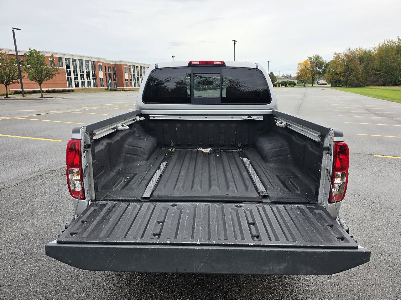 Used 2017 Nissan Frontier SV w/ SV Value Truck Package AWD/4WD image 7