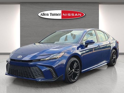 Used 2026 Toyota Camry SE FWD image 3