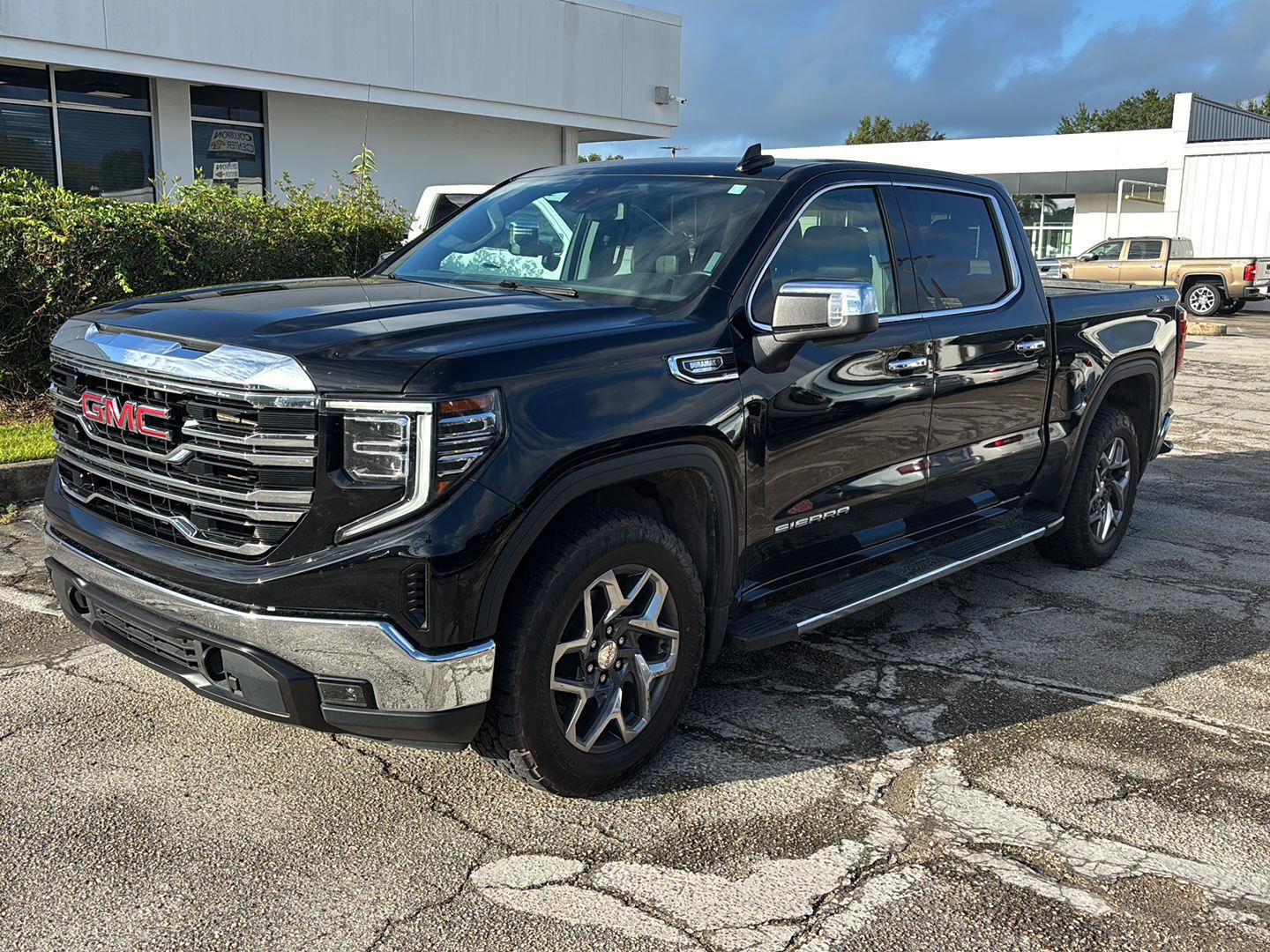 Used 2023 GMC Sierra 1500 SLT w/ SLT Premium Package AWD/4WD image 3