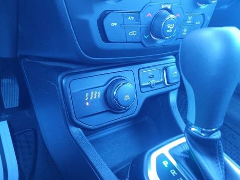 Used 2018 Jeep Renegade Latitude w/ Cold Weather Group image 34