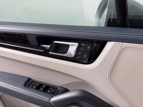 Used 2022 Porsche Cayenne AWD/4WD image 18