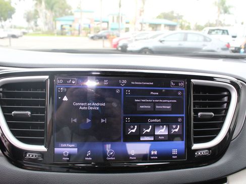 Used 2023 Chrysler Pacifica Touring-L image 15