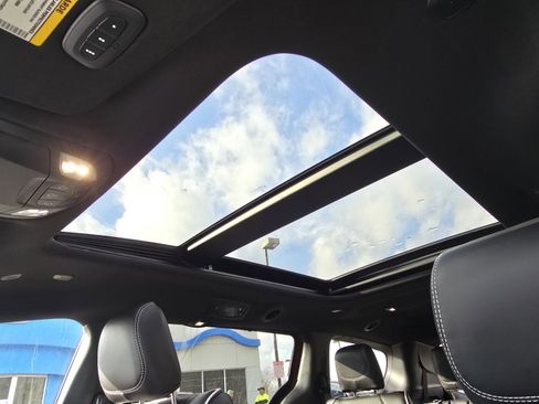 New 2026 Chrysler Pacifica Limited image 3