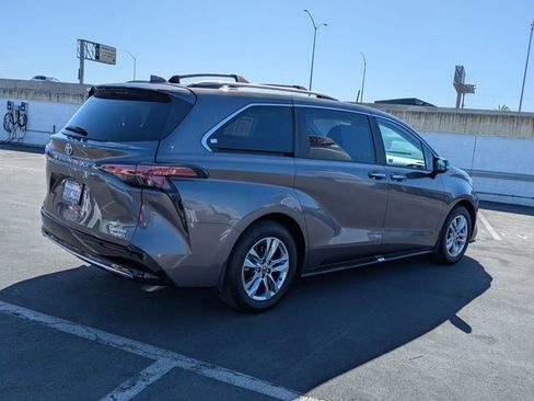 Used 2022 Toyota Sienna Limited image 9