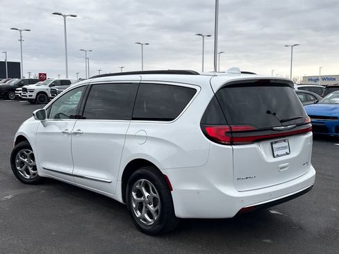 Used 2022 Chrysler Pacifica Limited image 5