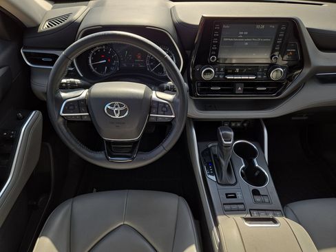 Used 2021 Toyota Highlander XLE AWD/4WD image 14