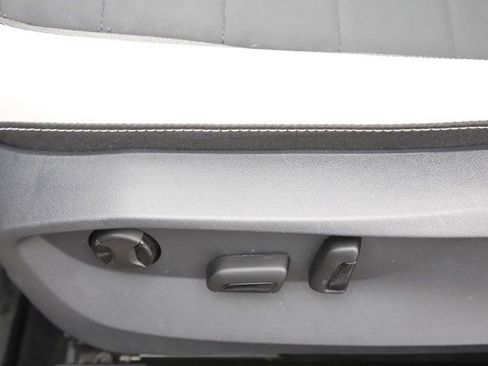 Used 2025 Volkswagen Taos SE image 14