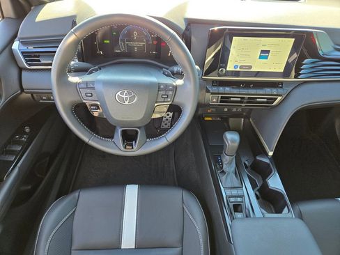 Used 2025 Toyota Camry SE image 12
