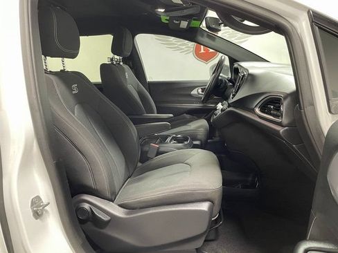 Used 2019 Chrysler Pacifica Touring Plus w/ S Appearance Package FWD image 23