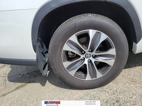 Used 2023 Toyota Highlander XLE FWD image 6