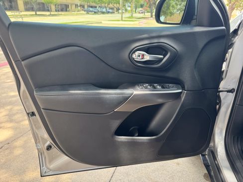 Used 2020 Jeep Cherokee Latitude FWD image 8