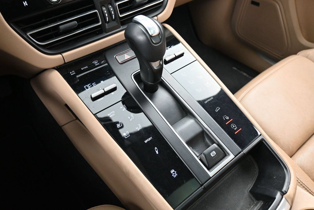 Certified 2024 Porsche Macan S AWD/4WD image 21