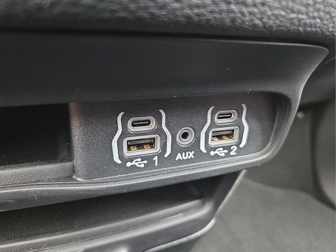 Used 2025 Chrysler Pacifica Select image 21