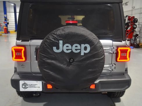 Used 2018 Jeep Wrangler Unlimited Sahara image 9