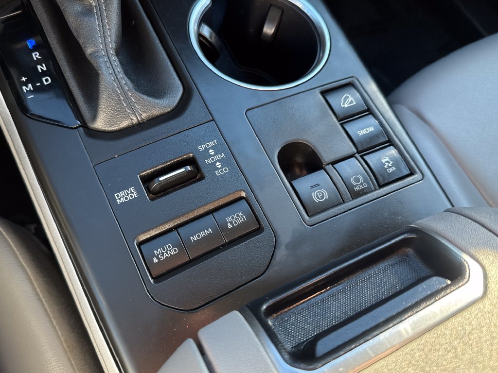 Used 2024 Toyota Highlander XLE AWD/4WD image 29