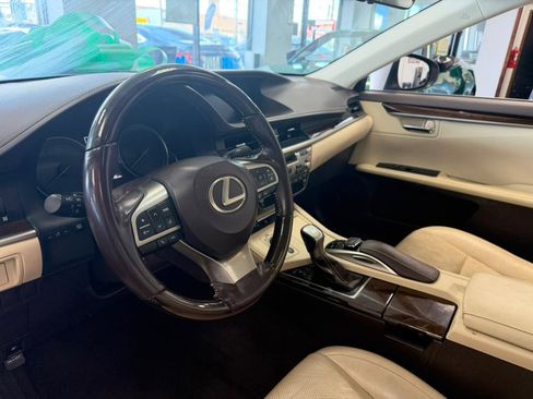 Used 2016 Lexus ES 350 w/ Luxury Package w/Wood Trim image 12