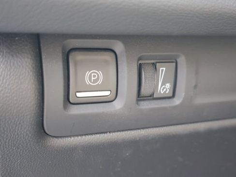 Used 2024 Cadillac XT4 Luxury w/ Cold Weather Package FWD image 22