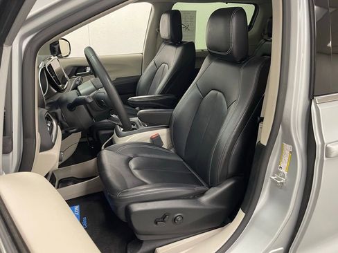 Used 2024 Chrysler Pacifica Touring-L image 20