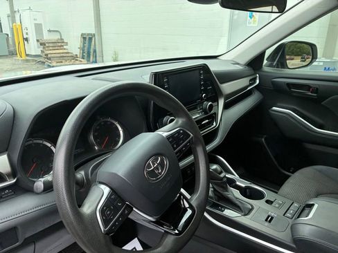 Used 2021 Toyota Highlander L FWD image 11