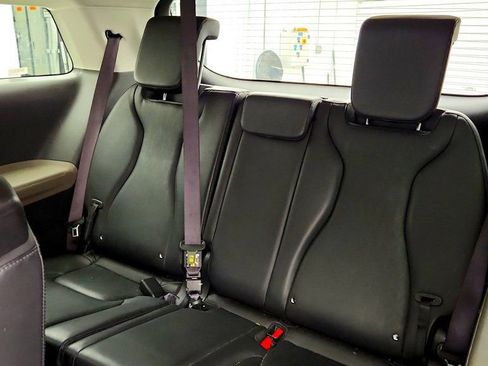 Used 2025 Kia Carnival FWD image 22