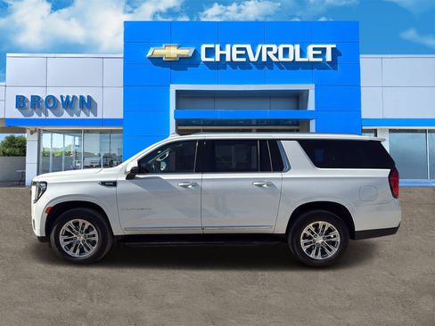 Used 2022 GMC Yukon XL SLT w/ SLT Luxury Package image 5