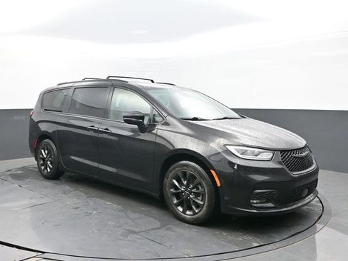 Used 2021 Chrysler Pacifica Touring-L w/ Uconnect Theater Family Group image 7