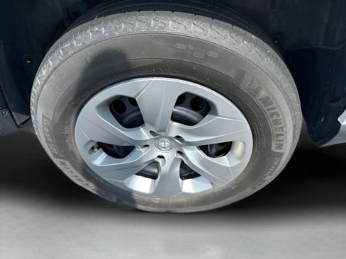 Used 2022 Toyota RAV4 LE w/ Carpet Mat Package (TMS) AWD/4WD image 9