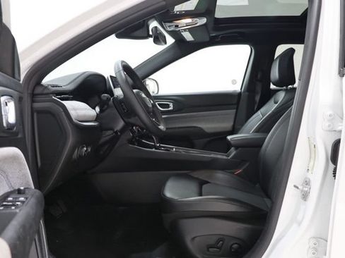 Used 2025 Jeep Compass Latitude w/ Sun & Sound Group AWD/4WD image 19