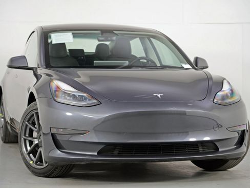 Used 2023 Tesla Model 3 Standard Range image 4