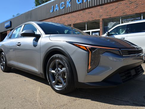 Used 2025 Kia K4 FWD image 1