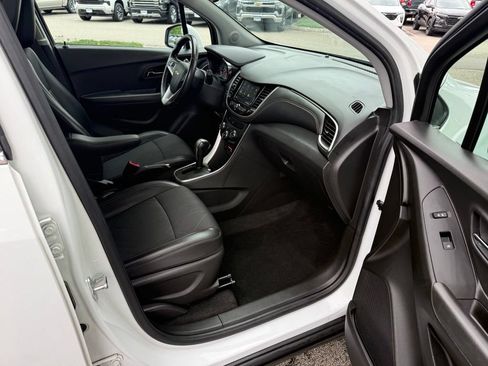 Used 2020 Chevrolet Trax LT w/ LT Convenience Package FWD image 15