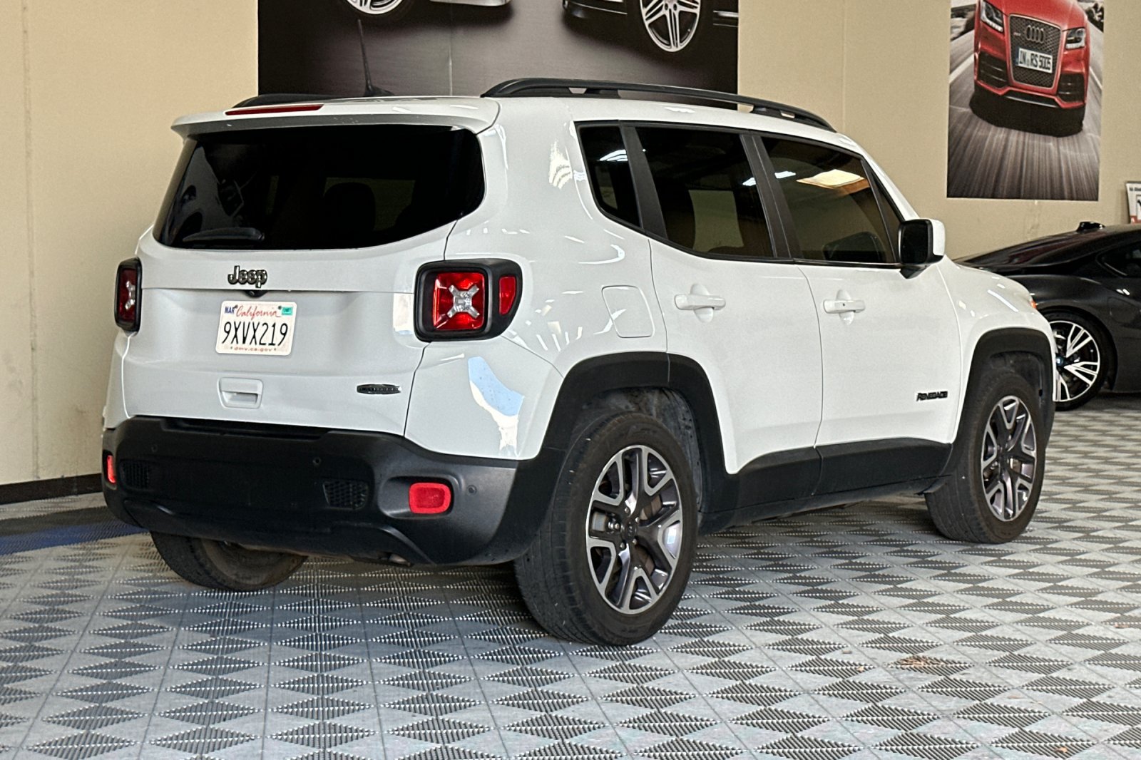 Used 2018 Jeep Renegade Latitude FWD image 4