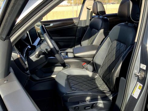 Used 2024 Volkswagen Atlas SEL Premium R-Line image 8