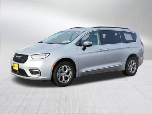 Used 2023 Chrysler Pacifica Limited image 3