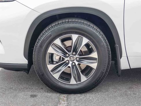 Used 2021 Toyota Highlander XLE image 10