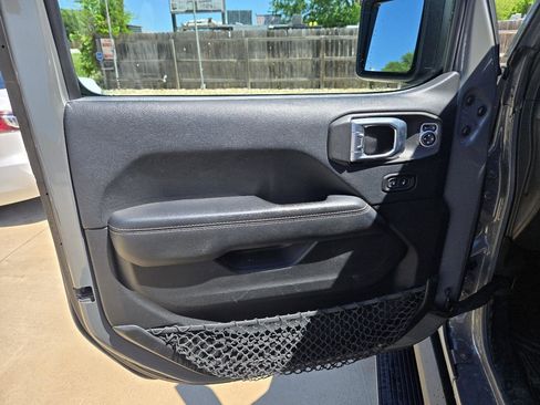Used 2018 Jeep Wrangler Unlimited Sahara image 23