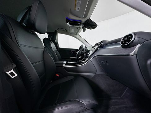 Used 2024 Mercedes-Benz GLC 300 image 31