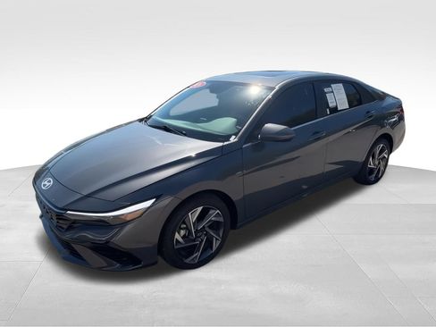 Used 2024 Hyundai Elantra SEL w/ Convenience Package FWD image 4
