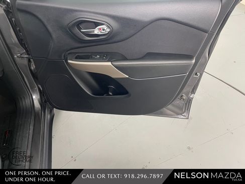 Used 2017 Jeep Cherokee Latitude w/ Safety/Convenience Group image 45